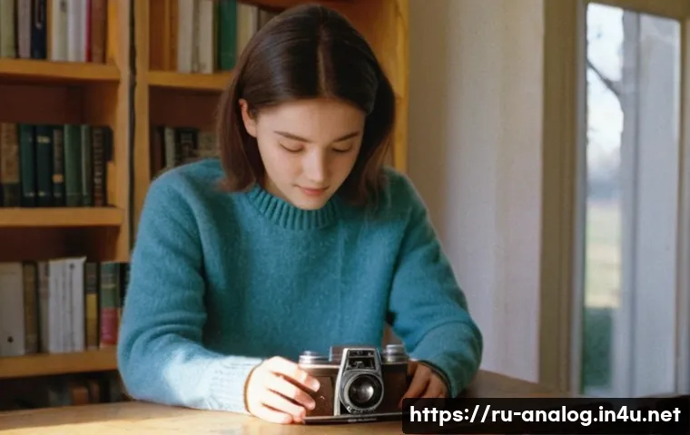 아날로그 카메라 필름 촬영법 - **Prompt:** A young woman, casually dressed in a comfortable sweater and jeans, is intently focused ...